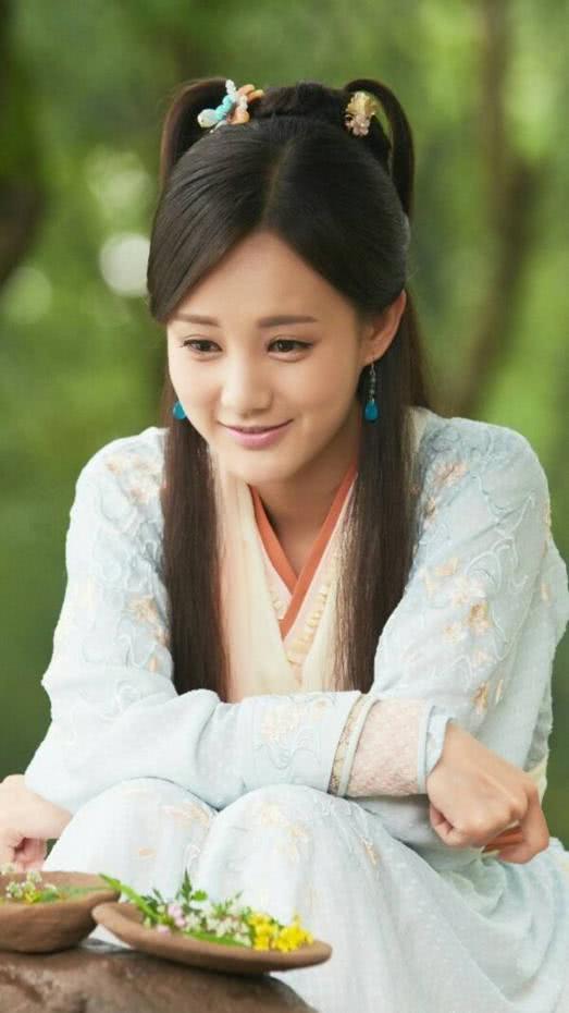 李一桐出道就成为大女主,现在气质身材已经“熟透了”