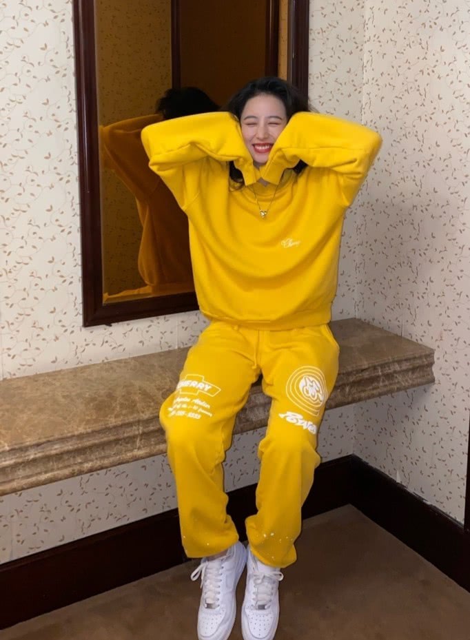 周雨彤穿“洞洞AJ”秀腿,潮到不敢正眼看她