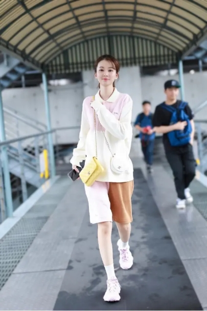 乔欣穿缎面连衣裙中间开高叉,高级又大气