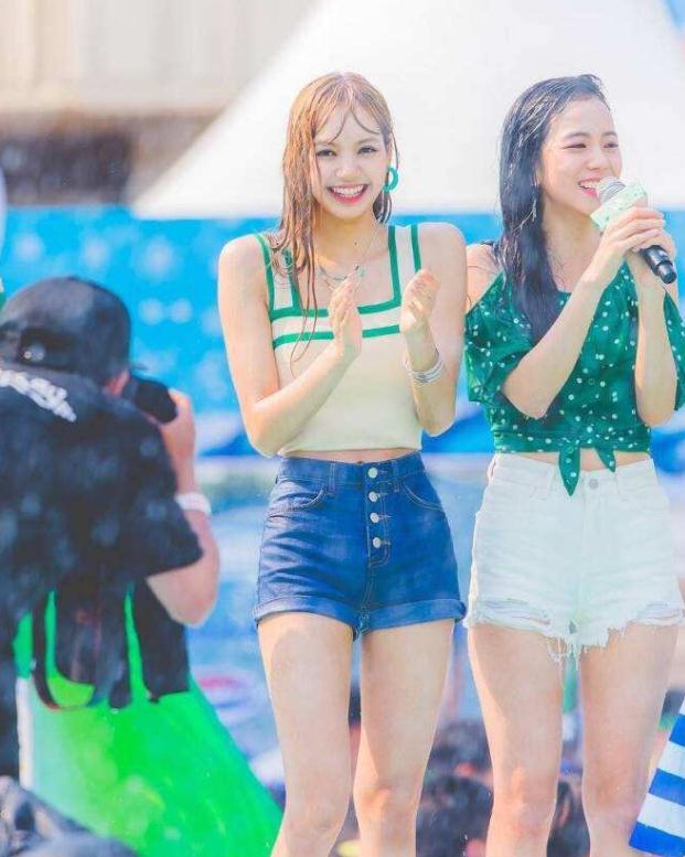 Lisa拍广告被汽水淋脱妆，头发黏在脸上后终于看清她的真实颜值