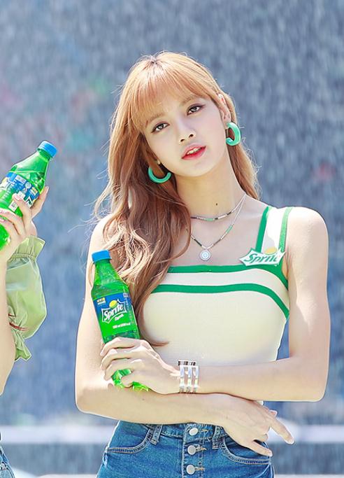 Lisa拍广告被汽水淋脱妆，头发黏在脸上后终于看清她的真实颜值