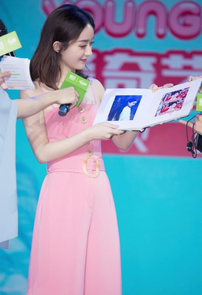 赵丽颖穿粉色连衣裤太减龄，这打扮哪像孩子妈