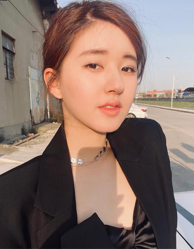 如何搭配清新优雅不做作？笑容配钻石，赵露思甜度爆表