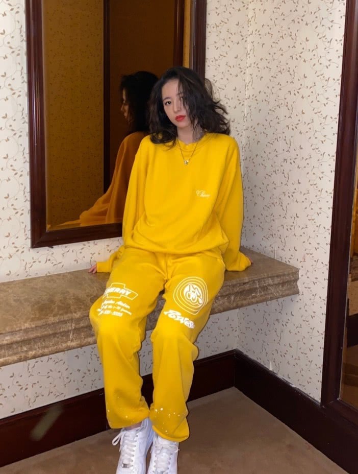 周雨彤穿“洞洞AJ”秀腿,潮到不敢正眼看她