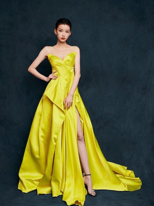 2020春天告别沉闷,试试明星们的淡黄色长裙,显白又时髦