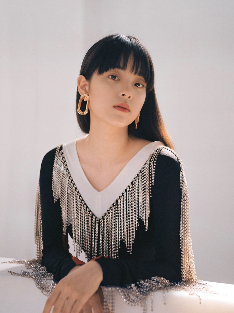 有种惊艳叫欧阳娜娜的齐刘海，本以为甜美，其实却超A