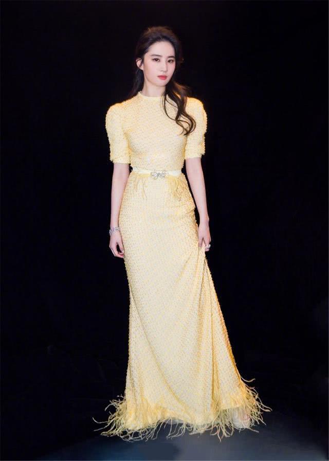 2020春天告别沉闷,试试明星们的淡黄色长裙,显白又时髦