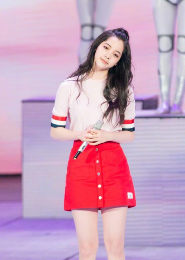 欧阳娜娜晒最新穿搭,网友大呼被惊艳