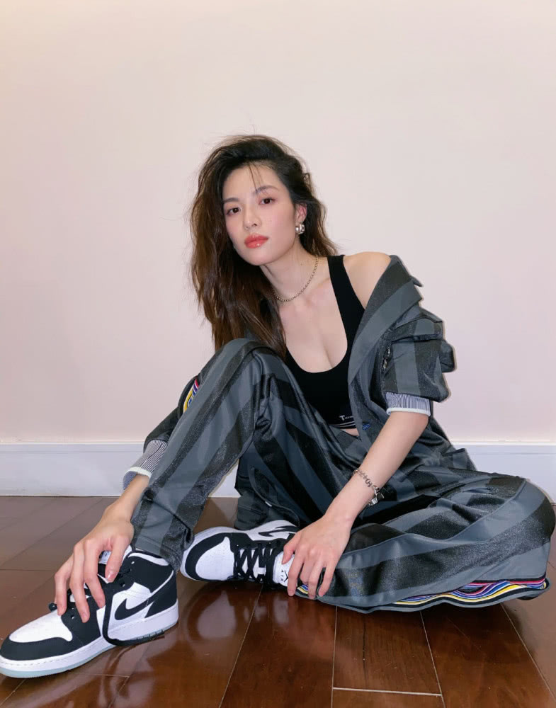 钟楚曦穿运动背心加条纹西服套装，潇洒随性