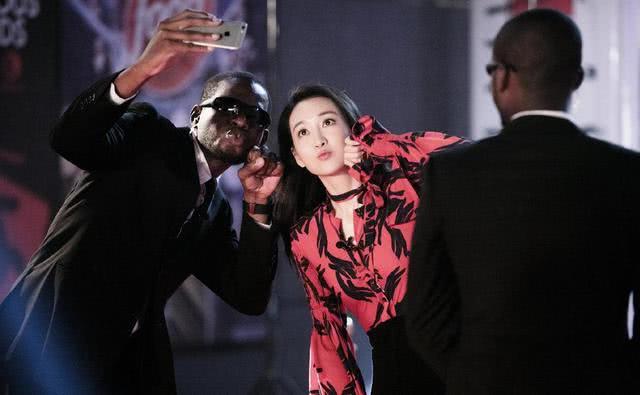 王鸥穿红色印花衬衫配半身裙亮相,37岁迎来颜值巅峰