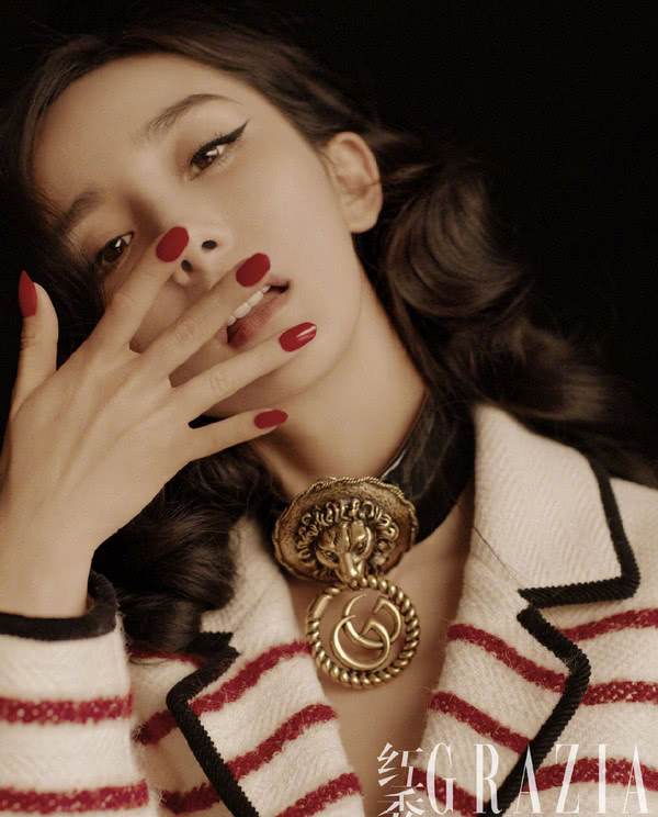 杨幂挑战微醺妆,红红脸蛋配可爱双马尾太显嫩了