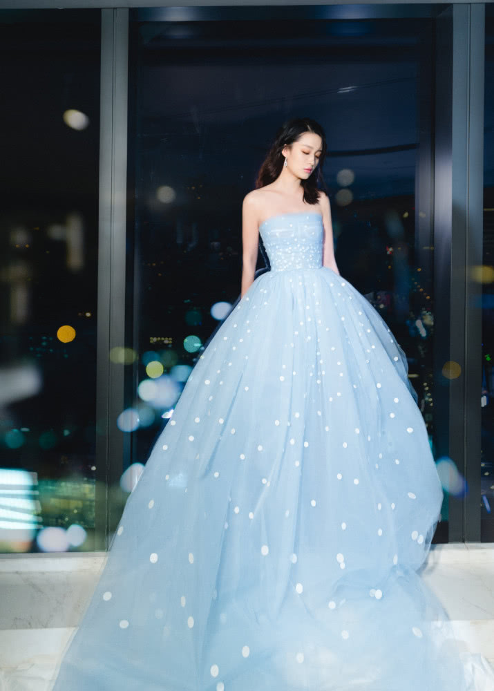 李沁穿波点上衣美成小仙女,搭对短裤腿又细一圈