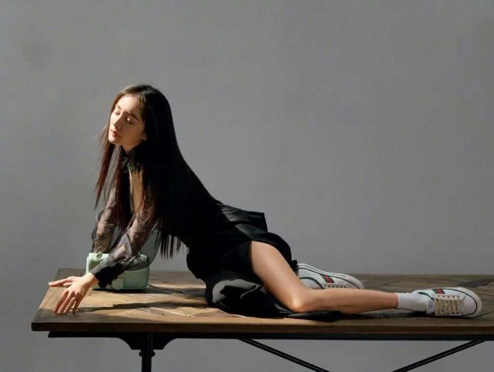 杨幂恋情曝光？不过我们更关心的是漂亮姐姐的时装大片