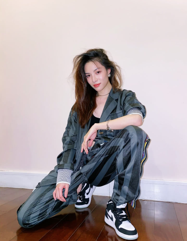 钟楚曦穿运动背心加条纹西服套装，潇洒随性