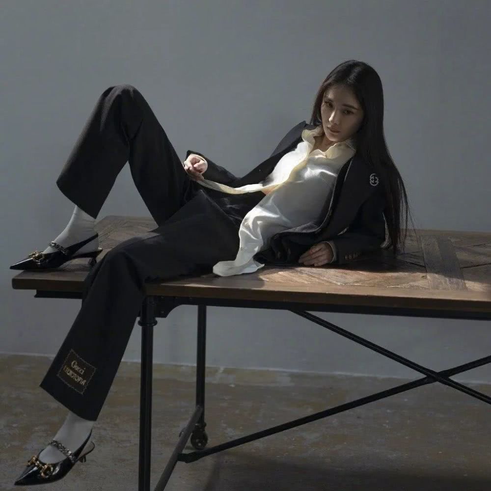 杨幂恋情曝光？不过我们更关心的是漂亮姐姐的时装大片