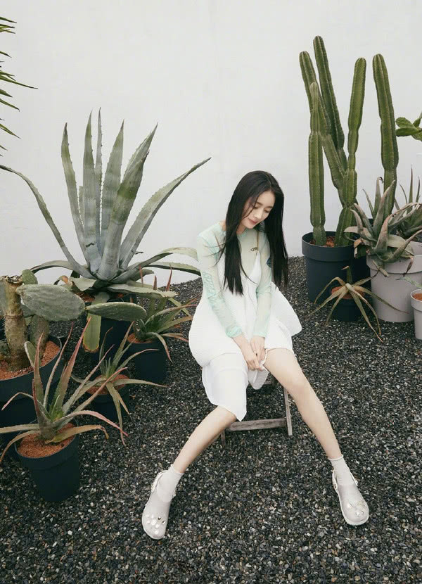 杨幂挑战微醺妆,红红脸蛋配可爱双马尾太显嫩了