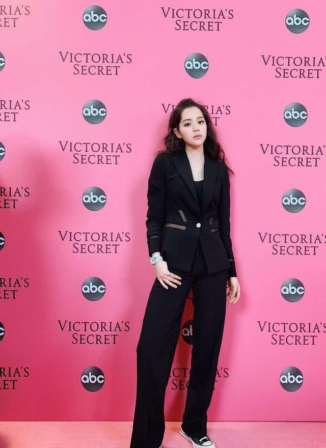 欧阳娜娜晒最新穿搭,网友大呼被惊艳