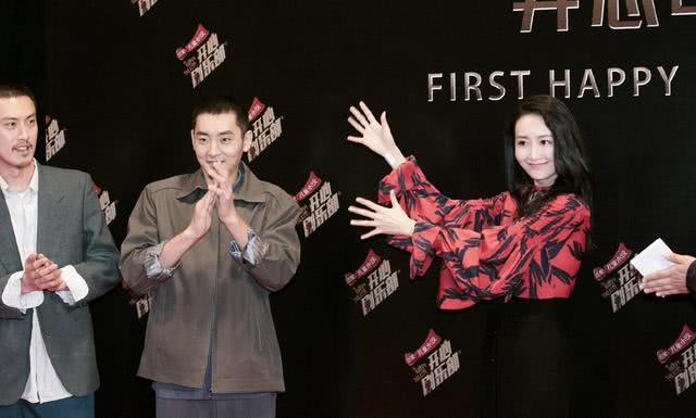 王鸥穿红色印花衬衫配半身裙亮相,37岁迎来颜值巅峰