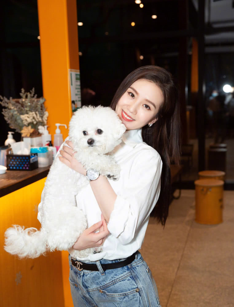 刘诗诗白色纱裙穿出婚礼效果,肩颈线条如同天鹅,这气质绝了!