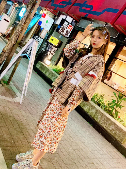 杨超越衣品逆袭，穿21650元碎花裙意外凹出高级感！