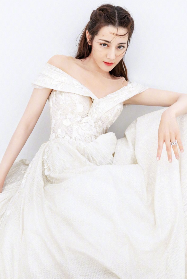 迪丽热巴穿婚纱,别人都穿高跟鞋,但是她上来就直接运动鞋