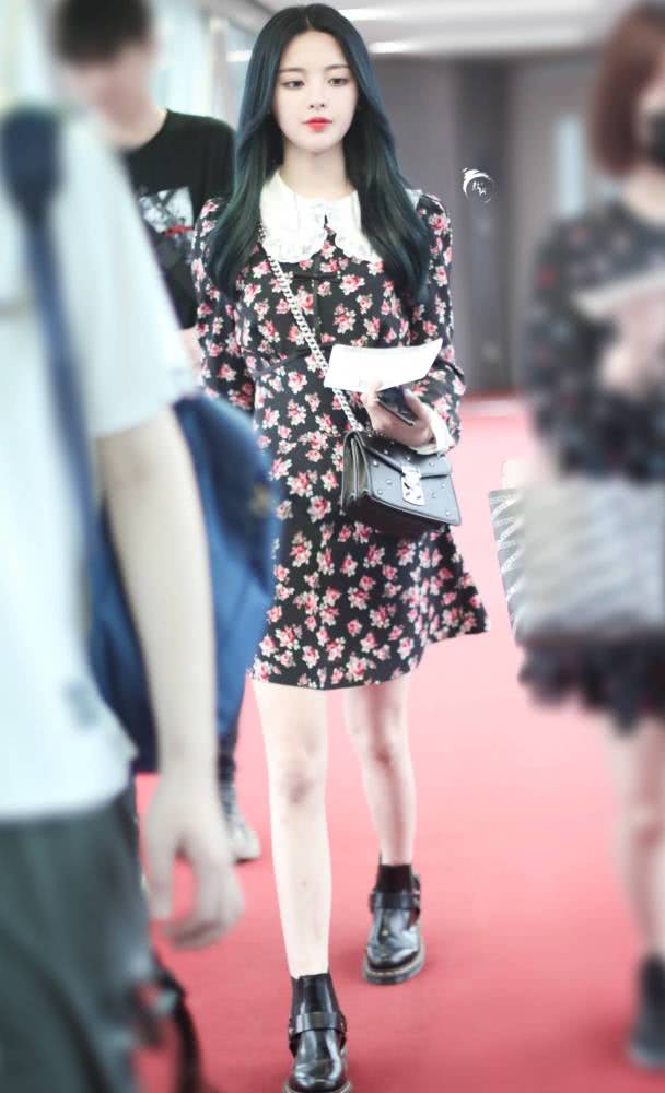 杨超越衣品逆袭，穿21650元碎花裙意外凹出高级感！