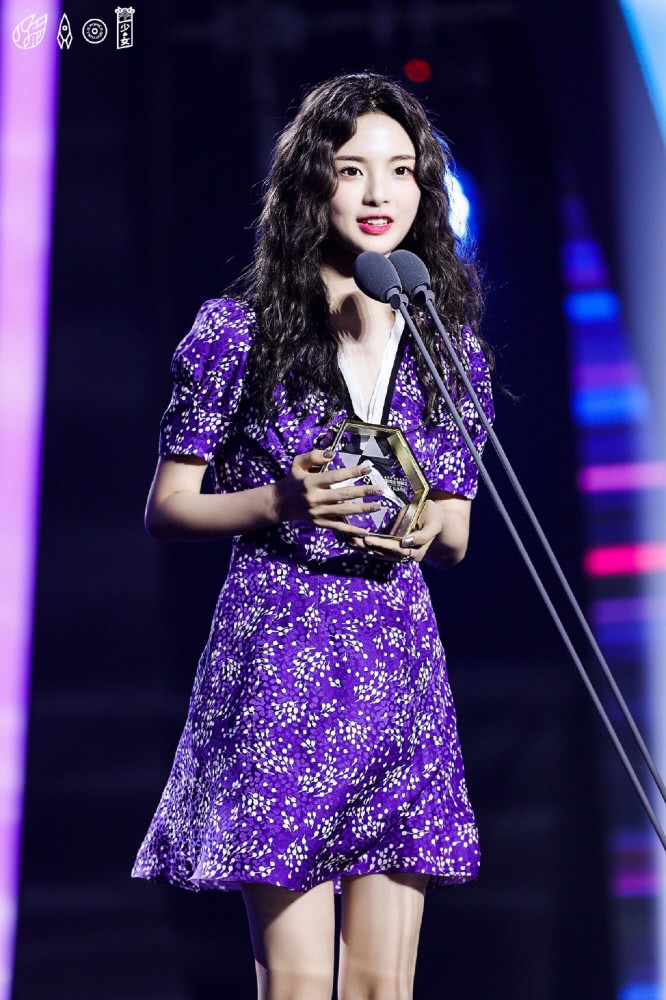 杨超越衣品逆袭，穿21650元碎花裙意外凹出高级感！