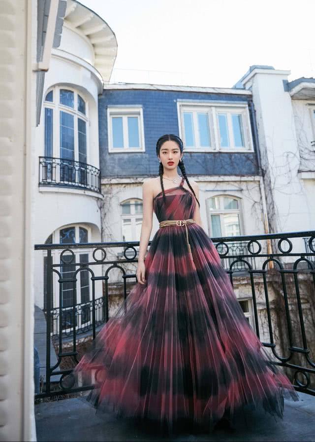 杨采钰的富商结婚后整个人都变“贵”了，白衬衫穿出了贵妇气质