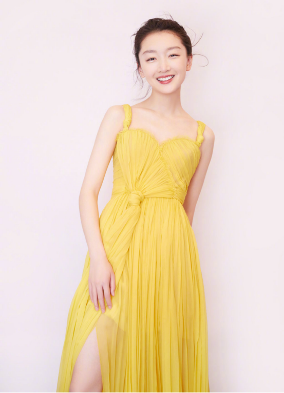 女星淡黄色长裙穿搭大赏,倪妮大气优雅,热巴精致像小公主