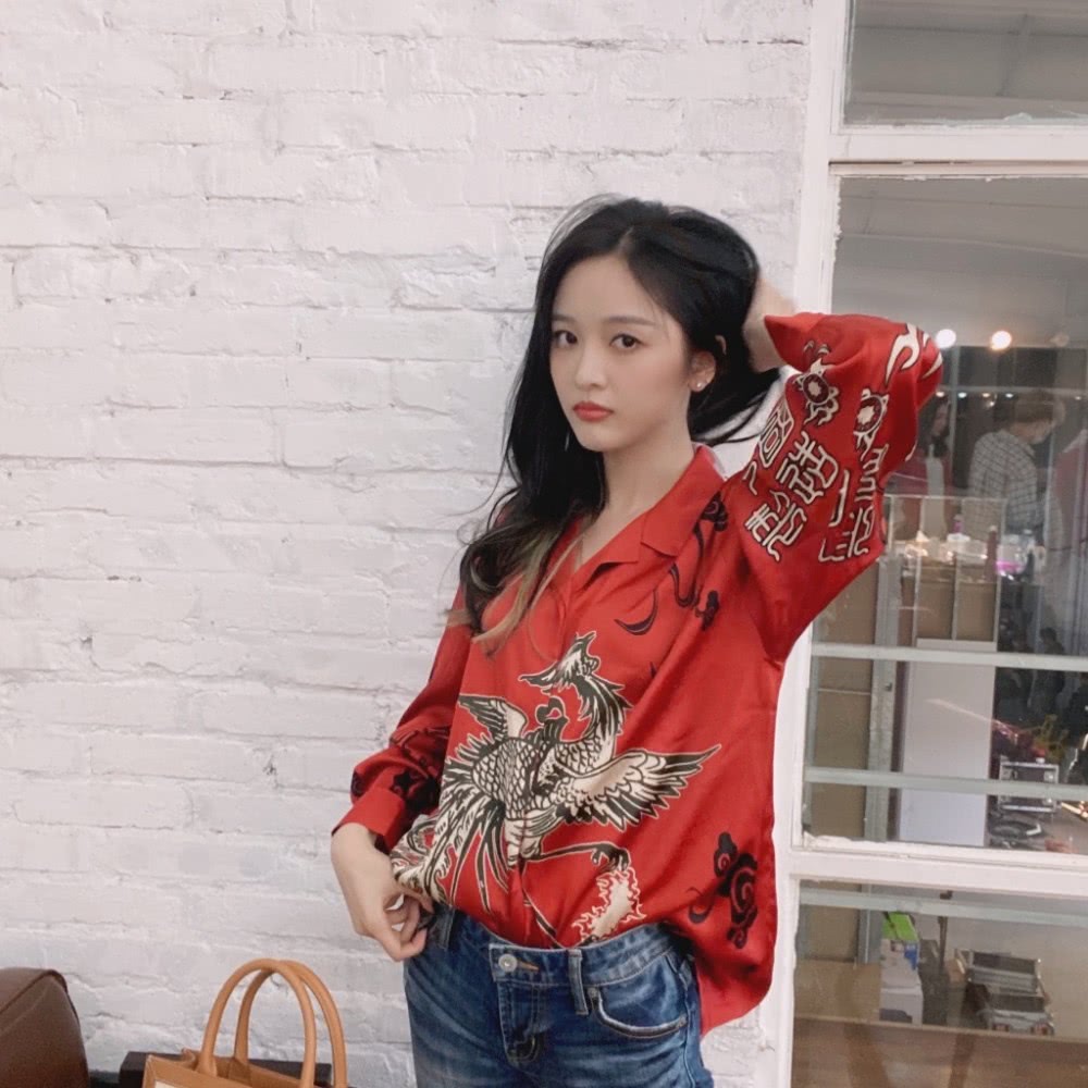 吴宣仪晒私服照,穿刘雯同款仙鹤衬衫配牛仔裤表情可爱太少女