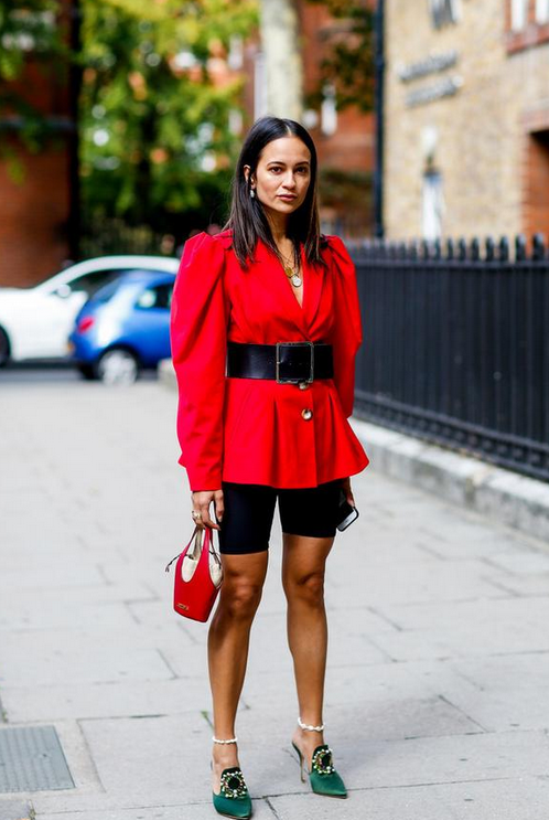 2020流行骑行裤搭配高跟鞋，看似不搭穿上却时髦还显高