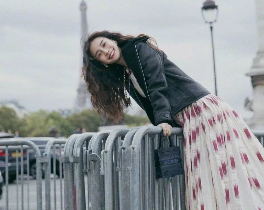 喜欢复古风的女生，不妨烫个羊毛卷