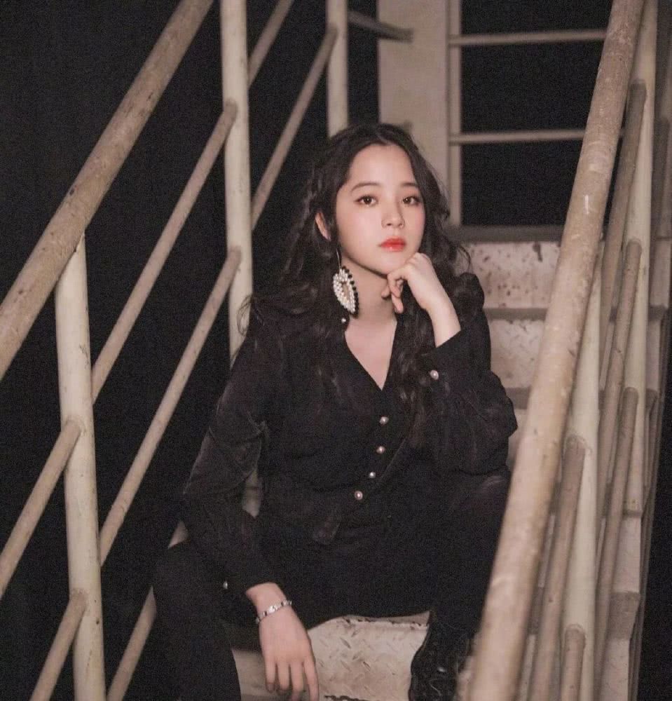 喜欢复古风的女生，不妨烫个羊毛卷