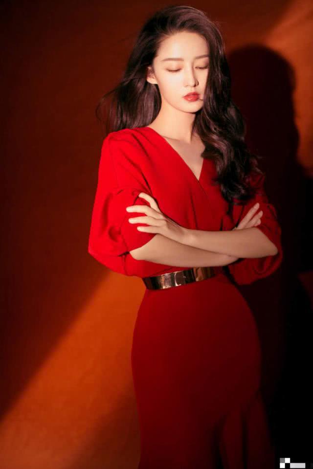 李沁也走起了港风路线,火红裙装配蓬松大波浪美的复古张扬