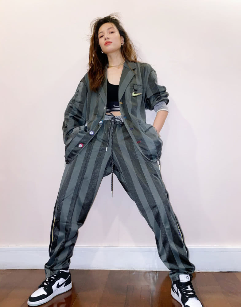 钟楚曦穿运动背心加条纹西服套装，潇洒随性