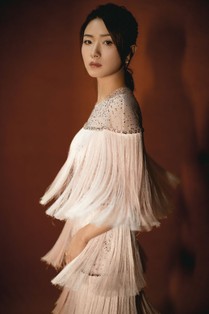 万茜气质温婉独特,穿梅子色斜肩连体裤优雅高贵