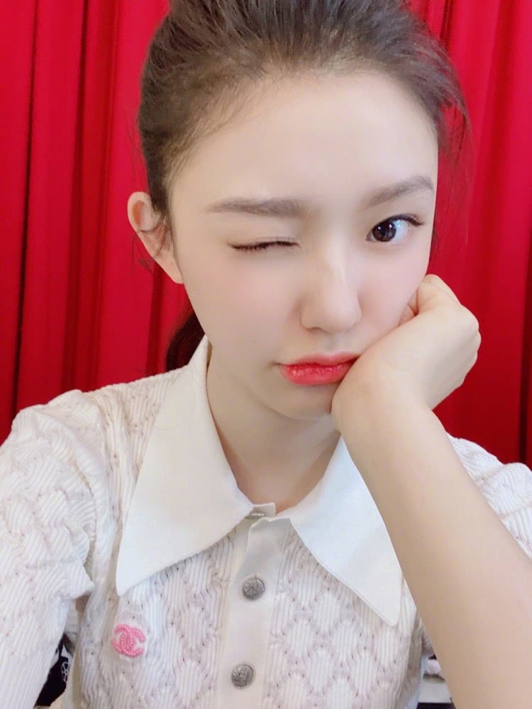 林允自拍照穿菱格竖纹短袖出镜,皮肤简直要嫩出水了