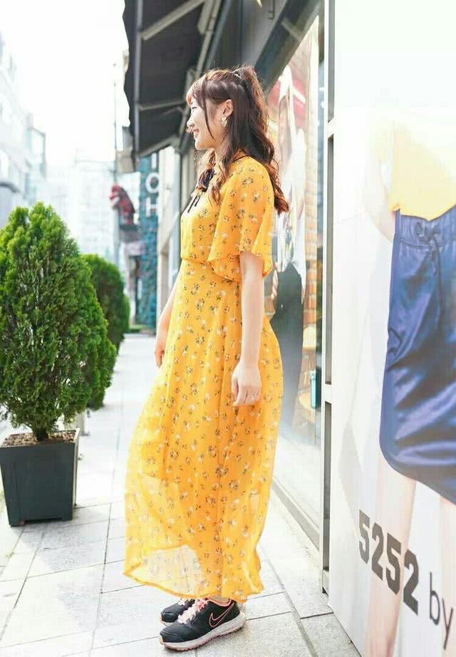 2020春天告别沉闷,试试明星们的淡黄色长裙,显白又时髦