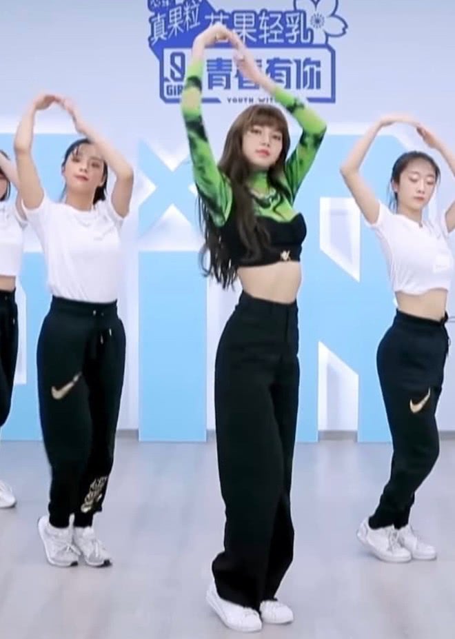LISA才是《青春有你2》腰最细的?当她带学员跳舞时,全网女生都酸了