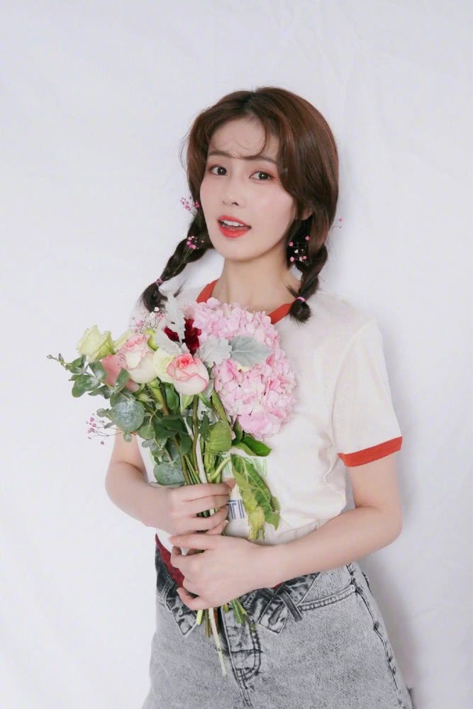 白鹿穿碎花装配锁骨发拍时尚写真，复古甜美