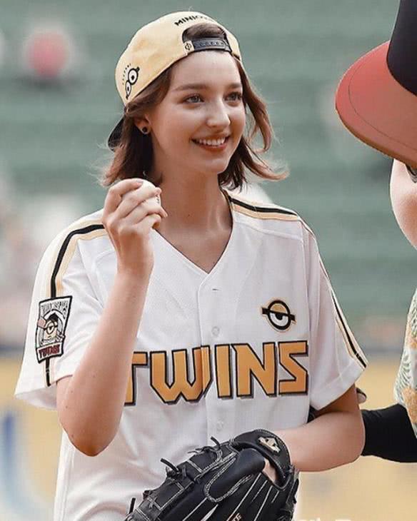 笑起来融化人的俄罗斯妹子，神仙颜值+精灵造型太美丽