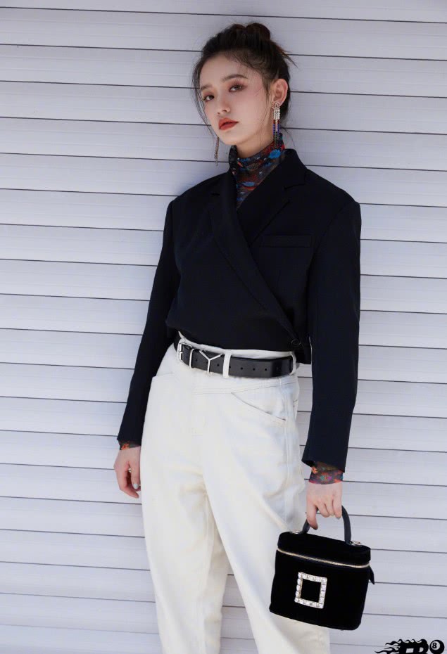 林允穿西装都能塞进裤子里,腰有多细都不知道