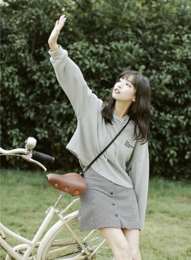 看韩国小姐姐2020春天如何完美诠释CHIC风，休闲又有气质！