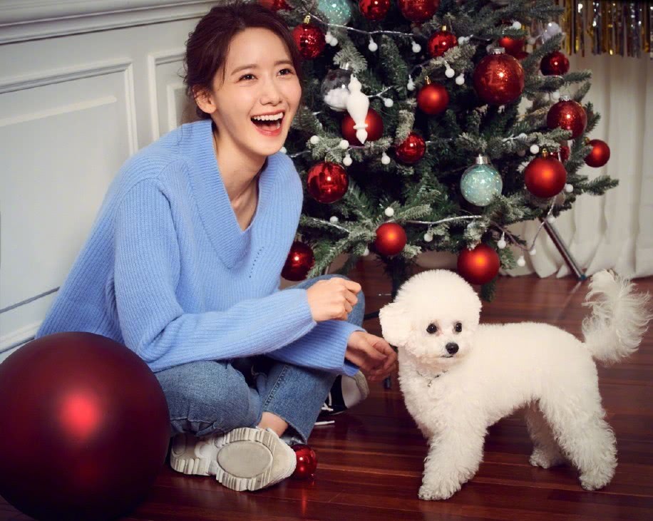 林允儿穿V领粗花呢裙配毛毡帽,满满的高级感