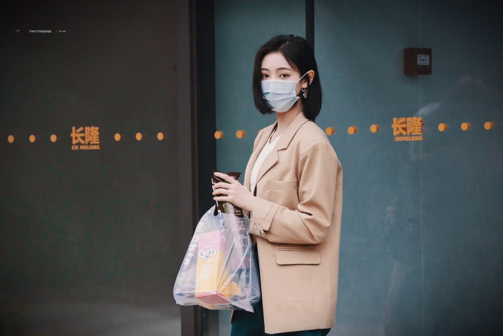 超A绝美舞担许佳琪,台上台下判若两人,短发可盐可甜还能御姐