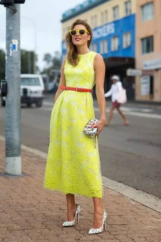 2020春天告别沉闷,试试明星们的淡黄色长裙,显白又时髦