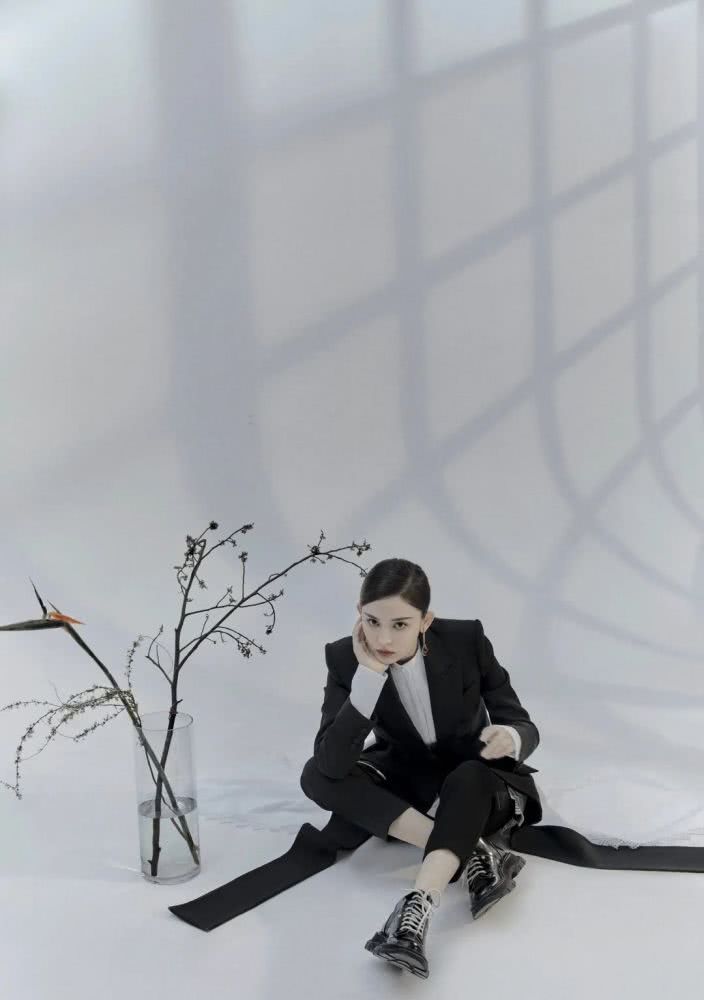 古力娜扎全新大片演绎冷酷职场美人，西装革履气场太强