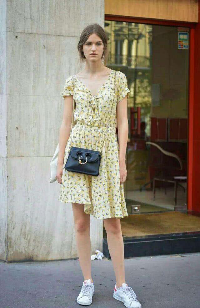 2020春天告别沉闷,试试明星们的淡黄色长裙,显白又时髦