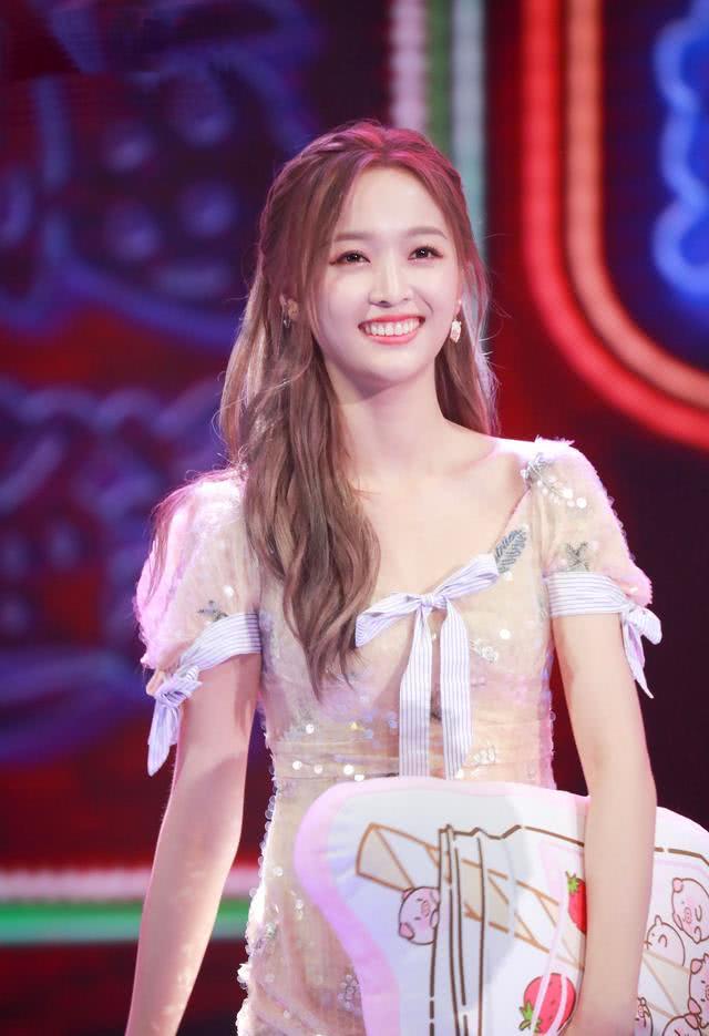 淡黄色公主风连衣裙造型大PK，鞠婧祎完胜欧阳娜娜吴宣仪