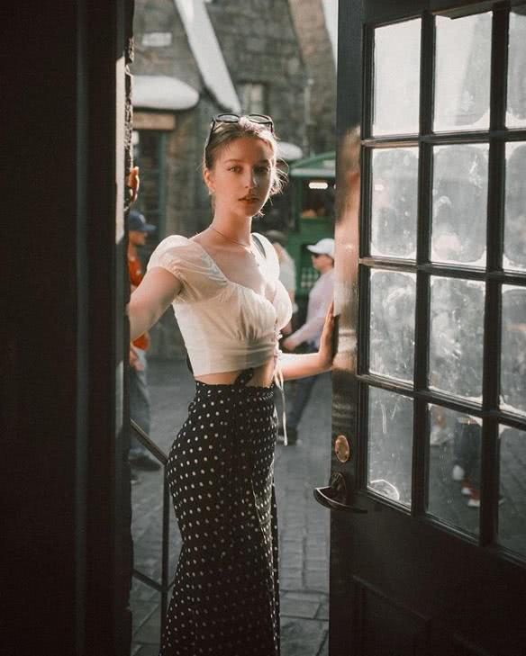 笑起来融化人的俄罗斯妹子，神仙颜值+精灵造型太美丽